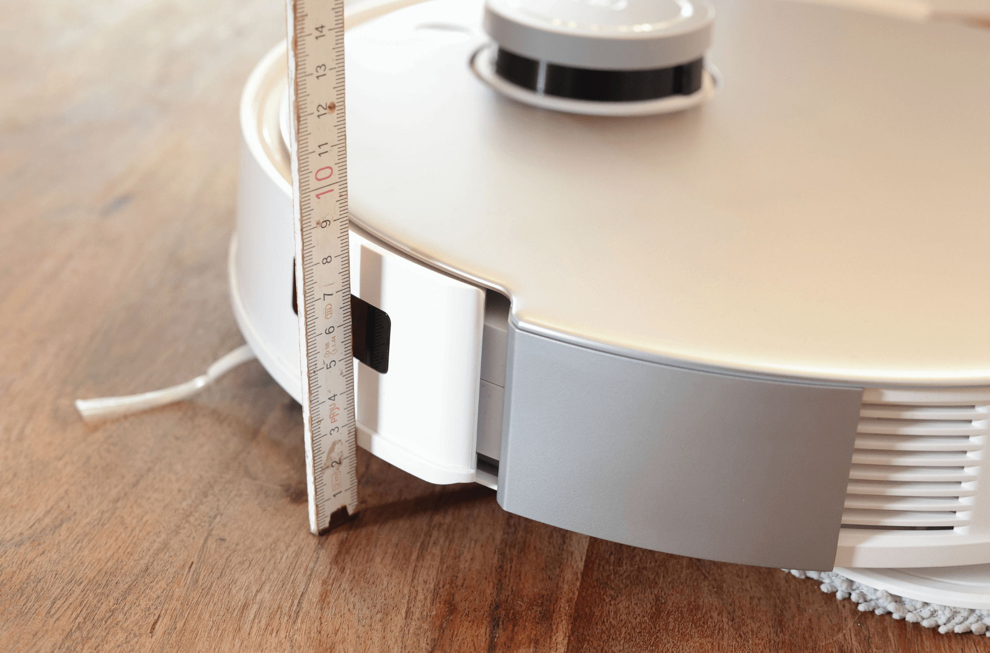 Der ECOVACS DEEBOT T20 OMNI wird mit einem Lineal ausgemessen.